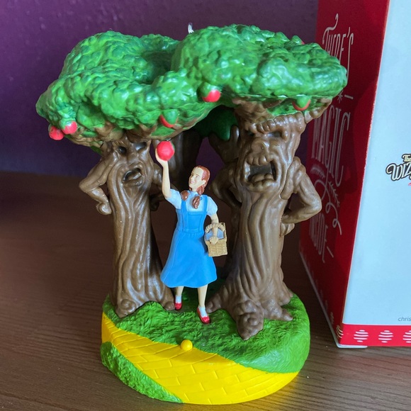 Wizard of Oz A Few Bad Apples Hallmark Ornament - Picture 2 of 3